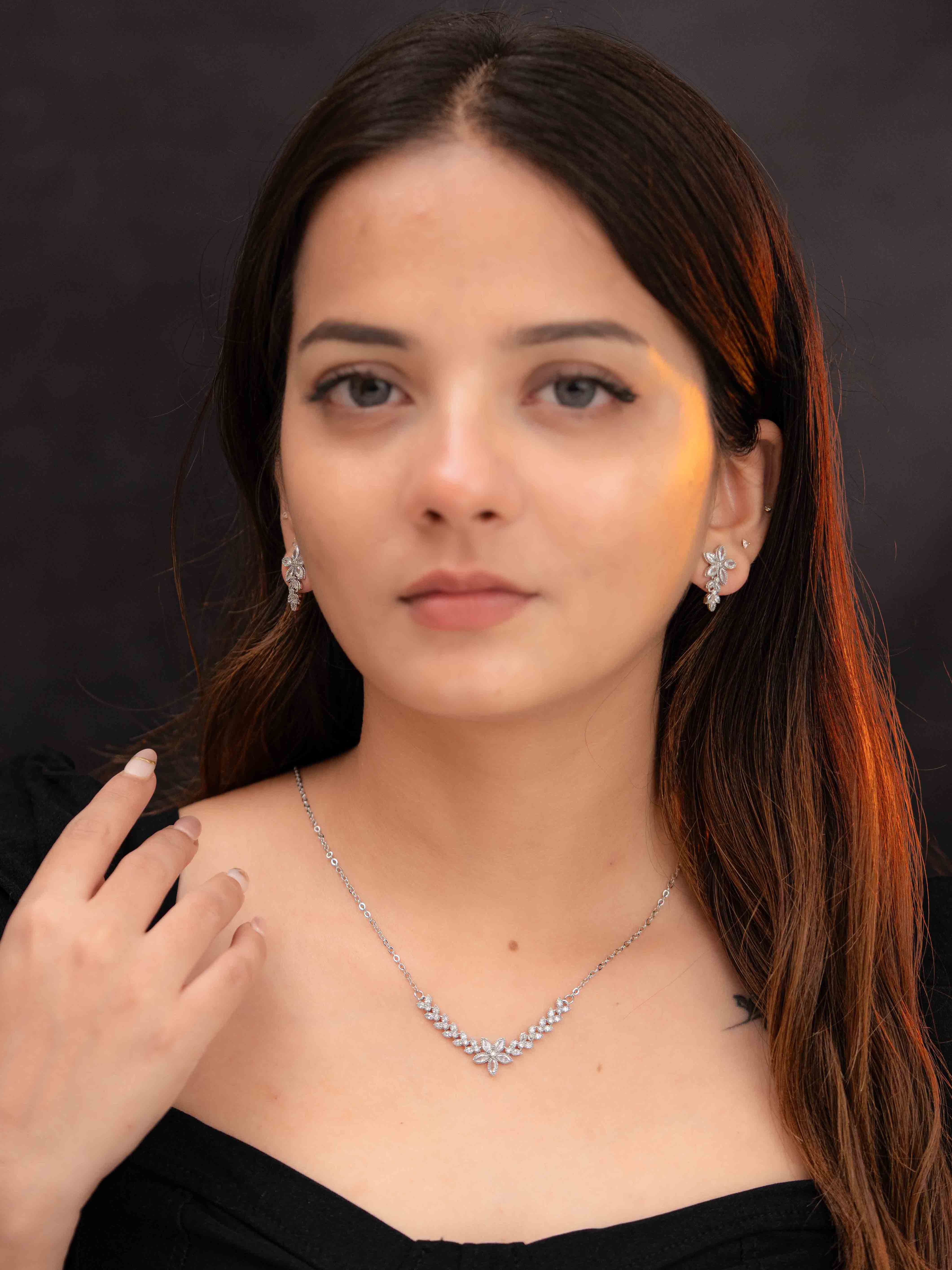 Dazzle Silver Necklace Set - Image 4