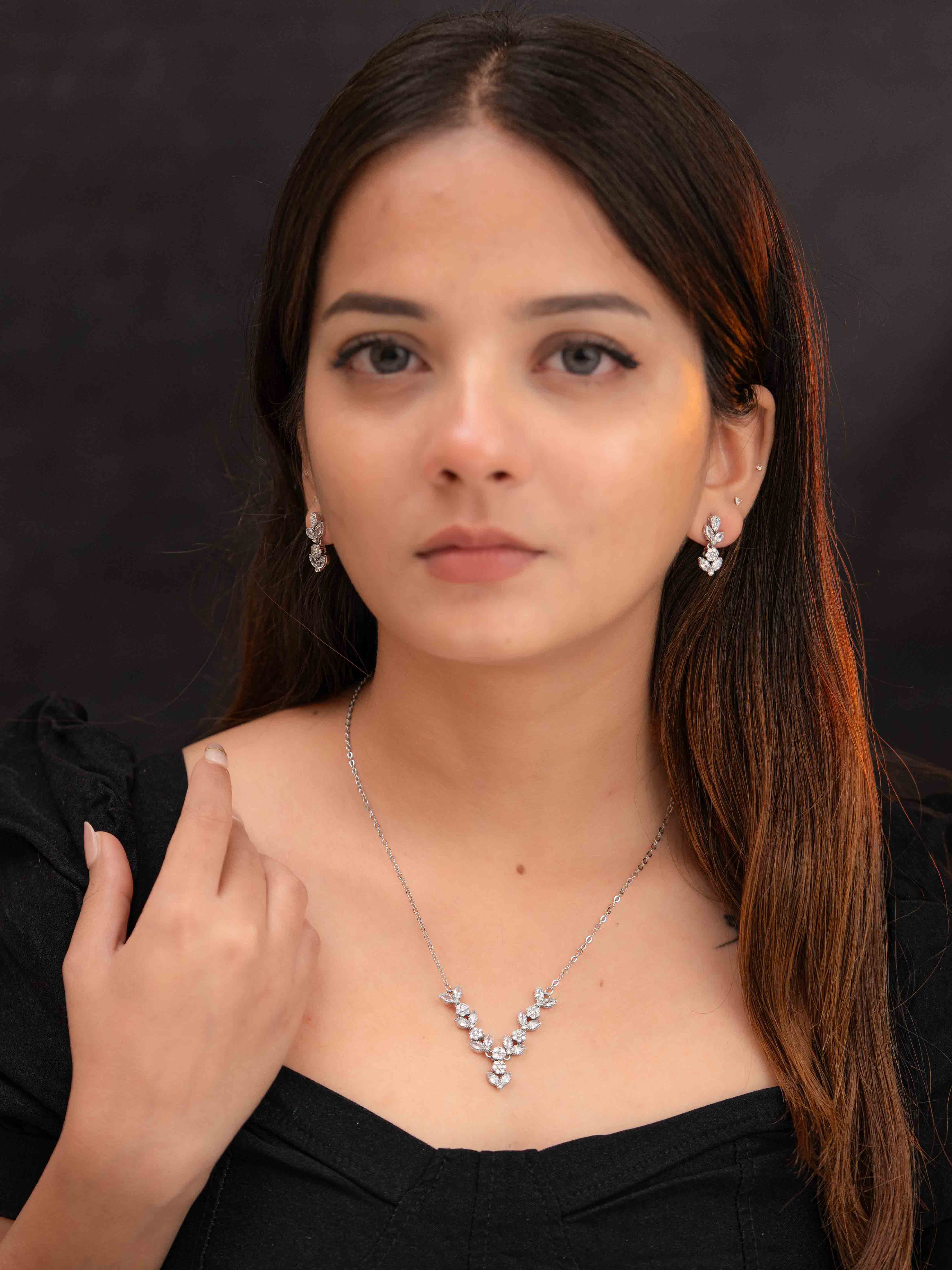 Taruni Silver Necklace Set - Image 4