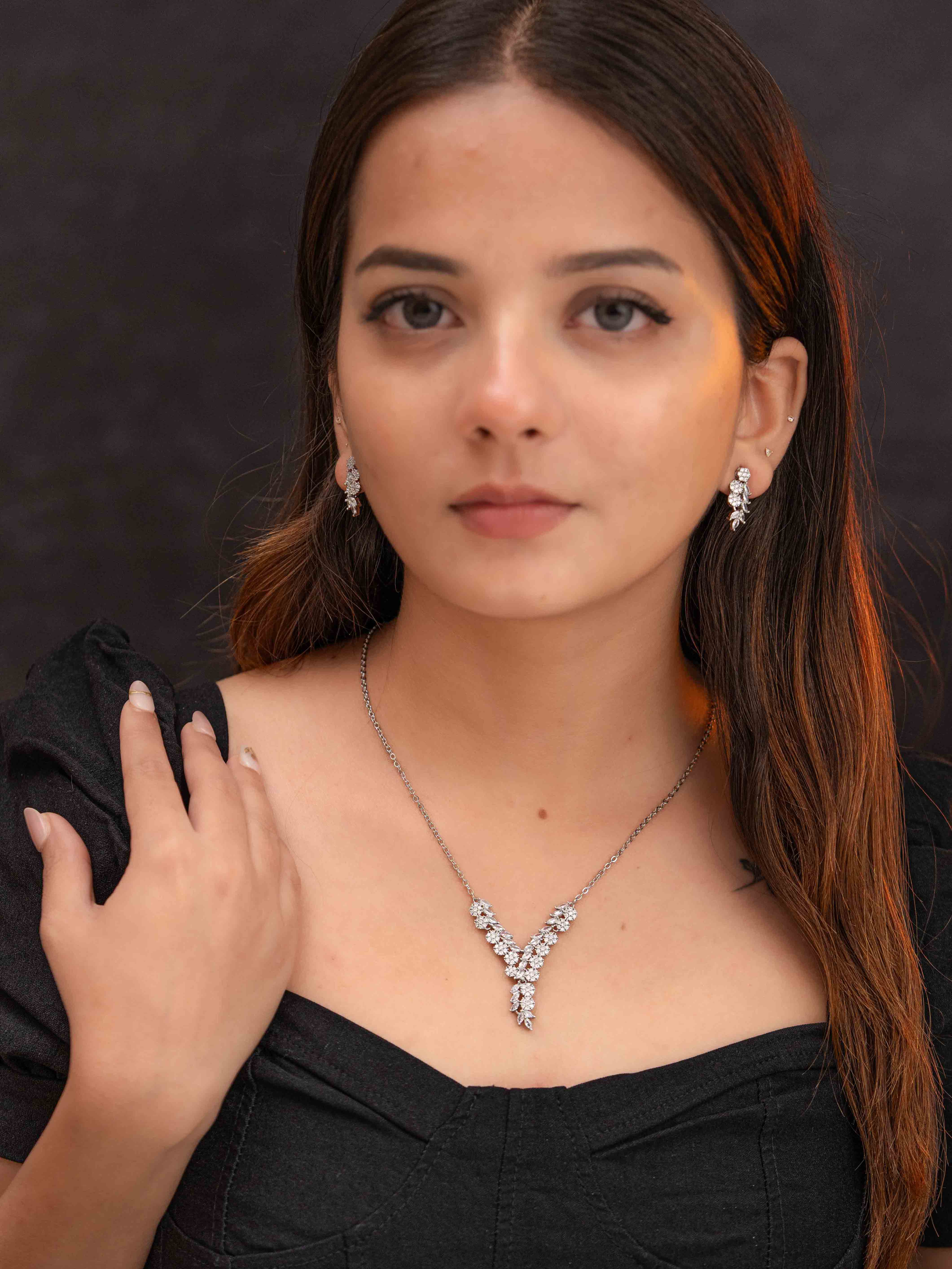 Pruvi Silver Necklace Set - Image 4