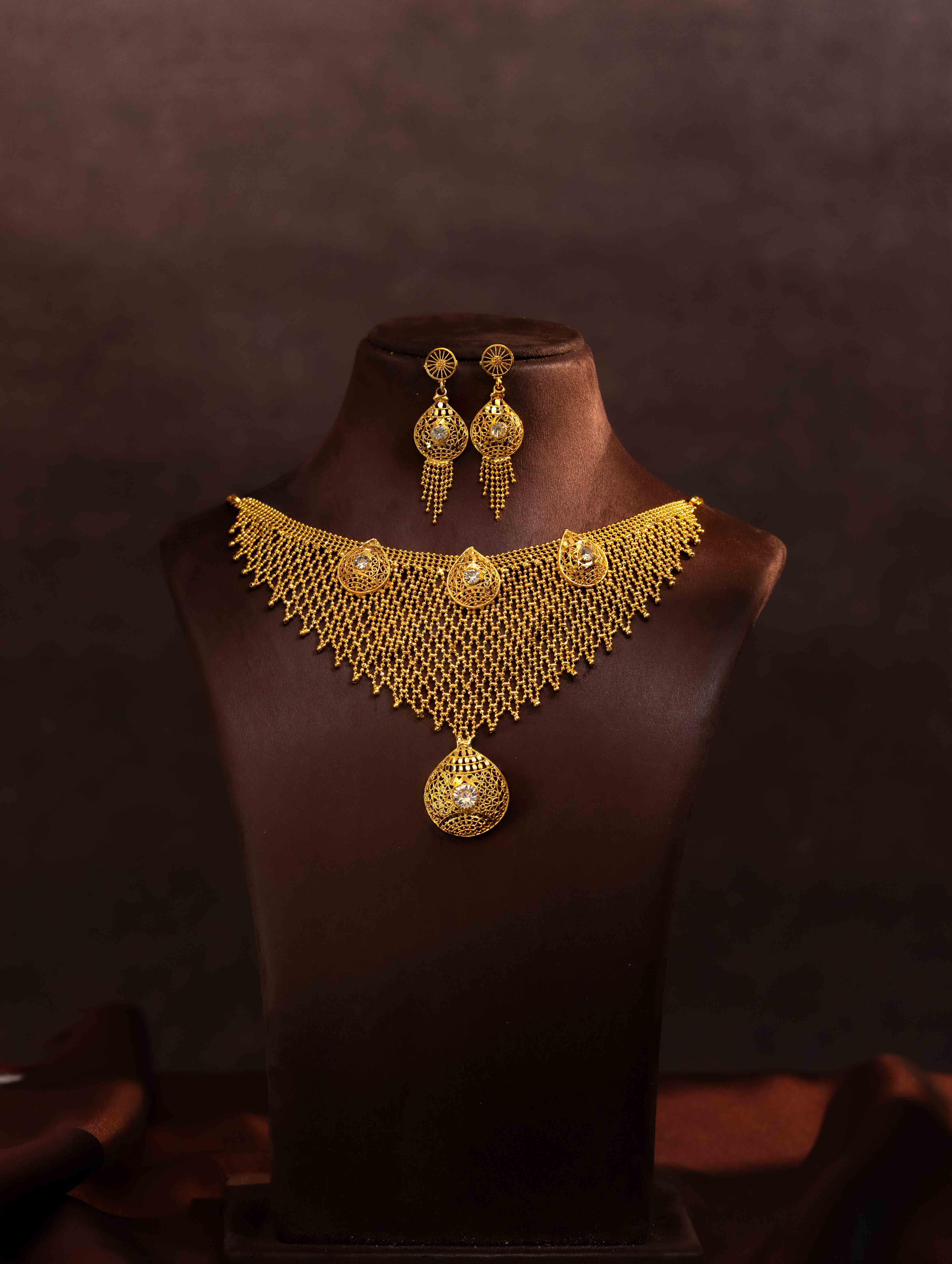 Yuvanshi gold necklace set - Image 3