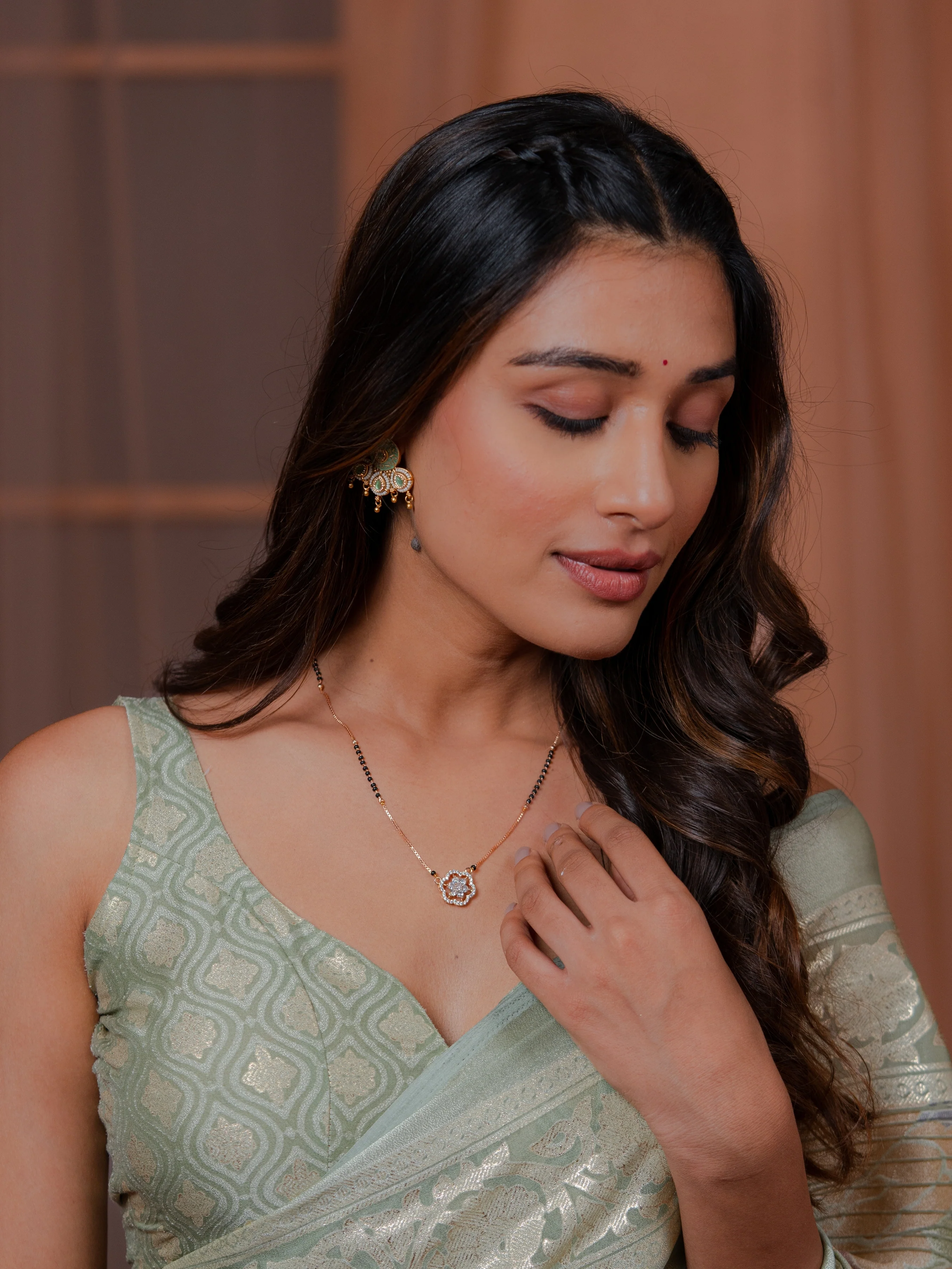 Solitaire Diamonds Flower Mangalsutra - Image 4